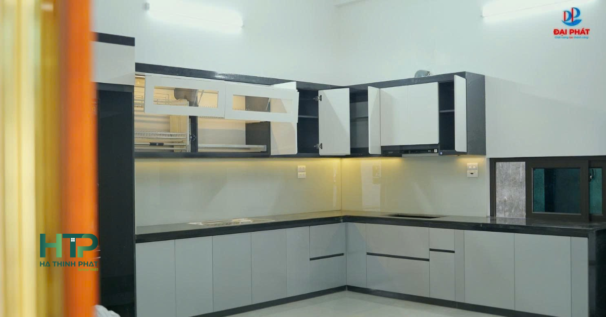 Cách Lựa Tấm Nhựa Làm Tủ Bếp – Lựa Chọn Thông Minh Cho Không Gian Hiện Đại 2025